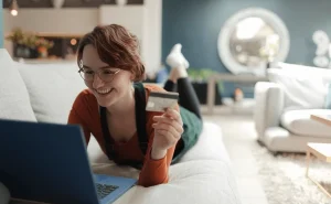 happy-young-woman-credit-card-600nw-2272619275 happy-young-woman-credit-card-600nw-2272619275